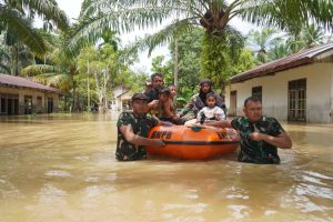 Banjir Melanda Teunom, TNI Gerak Cepat Perbaiki Fasilitas dan Bantu Warga