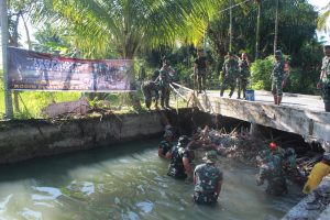 Sambut HUT TNI ke 79 Kodim 0116/Nagan Raya Laksanakan Karya Bakti Pembersihan Pasar Irigasi dan Lingkungan Masjid