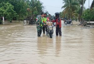 Babinsa Posramil Tripa Makmur Gerak Cepat Bantu Warga Terkena Banjir