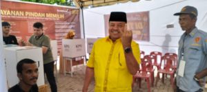 Gunakan Kemeja Kuning, TRK Bersama Keluarga Coblos di TPS 02.