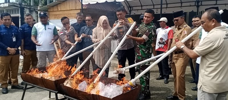 KIP Nagan Raya Memusnahkan 1005  Kertas Surat Suara Rusak untuk Pilkada Gubernur Dan Wakil Gubernur Aceh Bupati Dan Wakil Bupati Nagan Raya