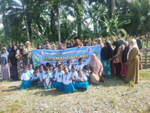 Panen Perdana Budi Daya Jagung, Kades Bagikan Hasil Panen ke Anak Paud & Lansia.