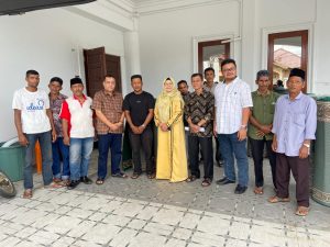 Mantan Wakil Ketua DPR Aceh Serahkan Sajadah untuk Masjid di Nagan Raya