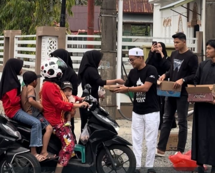 Disbudparpora berkolaborasi dengan Agam Inong Duta Wisata Nagan Raya, Berbagi Takjil Untuk Masyarakat