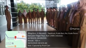 Camat Kuala Pesisir Muhadi,SH.Memimpin Apel Perdana  Di Halaman Kantor Camat Setempat