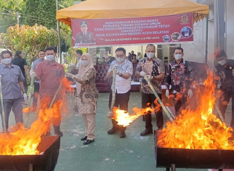 Dihadiri Wakil Bupati Baital Mukadis, Kejari Aceh Selatan Lakukan Pemusnahan Barang Bukti