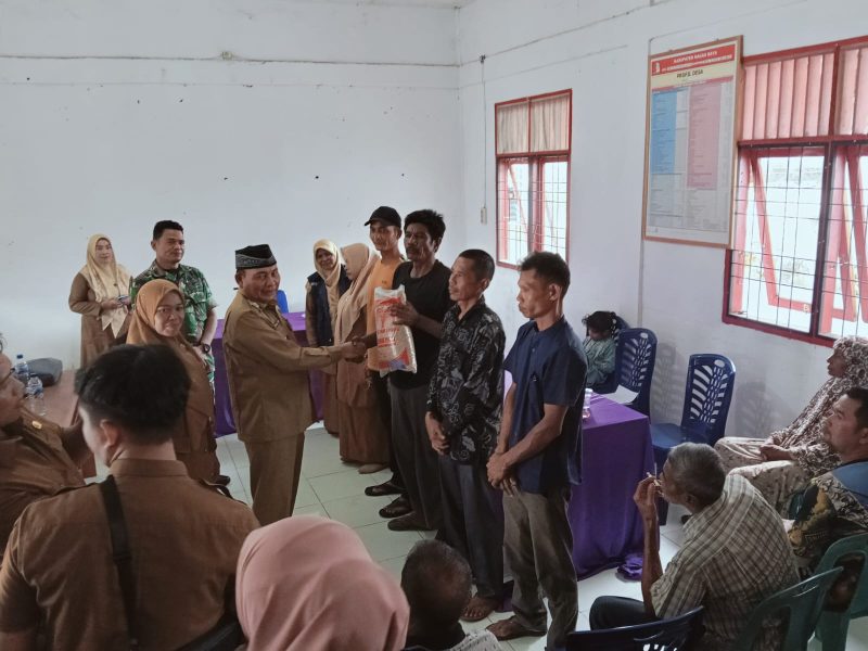 Dinas Pertanian Dan Peternakan salurkan  bantuan Benih Padi Varietas Inpari 44 kepada kelompok tani Desa balang Baro Kecamatan Setempat