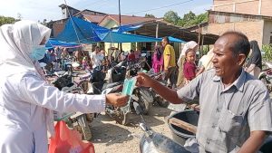 Antisipasi Dampak Debu, Puskesmas Bukit  Gadeng Bagikan Masker Kepada Masyarakat