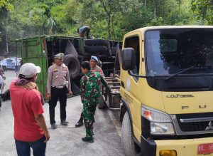 Truk Tronton Muatan Semen Terguling, Satlantas Polres Aceh Selatan Lakukan Evakuasi
