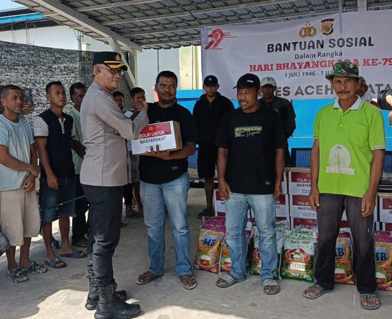 HUT Bhayangkara ke-79, Polres Aceh Selatan Berikan Bantuan Sembako untuk Masyarakat Kurang Mampu