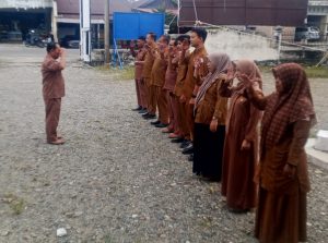 Kasi Trantib Samsul Rizal,SHut Pimpin Apel Di Hari Senin Dihalaman Kantor Camat Tripa Makmur Kabupaten Setempat