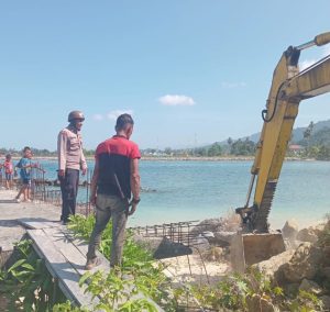 Pakai Alat Berat Excavator, Bripka M.Khadafi Kerja Bakti Lakukan Pengerukan Untuk Pembangunan Pondasi Tiang Mesjid