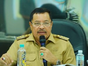 Hari Pertama Belajar, Bupati Nagan Raya Mita Orang Tua Antar Anaknya ke Sekolah