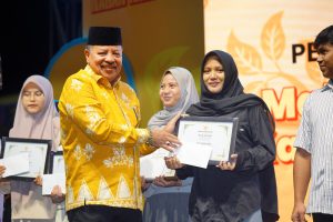 Bupati TRK Apresiasi 147 Mahasiswa Cumlaude Nagan Raya di Malam HUT ke-23