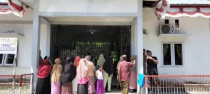 Pemerintah Gampong Lueng Keubeu Jagat Salurkan bantuan Beras Bulog