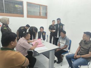 Sat Reskrim Polres Aceh Selatan Serahkan Tersangka Kekerasan Anak ke Kejaksaan