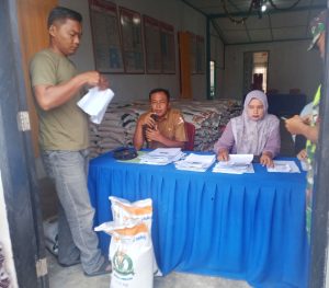 Pemerintah Desa Karang Anyer  Salurkan bantuan Beras Bulog ‎