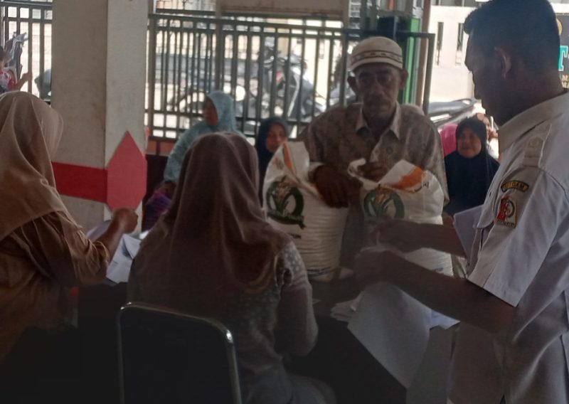 Pemerintah Desa Blang Baro  Salurkan bantuan Beras Bansos