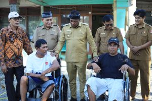Pemkab Nagan Raya Serahkan Bantuan Kursi Roda kepada Warga Kurang Mampu