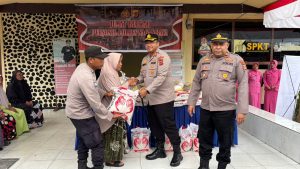 Jumat Berkah, Kapolres Nagan Raya Berbagi Rezeki dengan masyarakat di Polsek Kuala