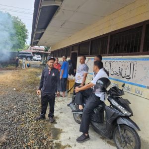 ASN dan THL Disdik Nagan Raya Bersihkan Bekas Gedung SDN 2 Kulu