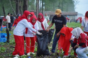 Sambut HUT RI ke-80, TP-PKK Nagan Raya Gelar Gotong Royong Bersihkan Pantai Naga Permai