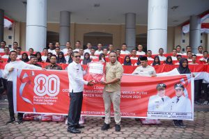 Sambut HUT ke-80 RI, Wabup Nagan Raya Serahkan Ribuan Bendera Merah Putih