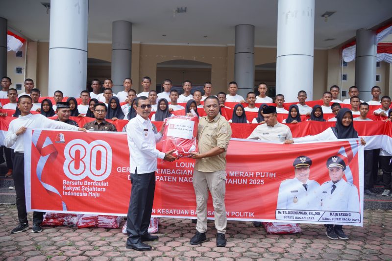 Sambut HUT ke-80 RI, Wabup Nagan Raya Serahkan Ribuan Bendera Merah Putih